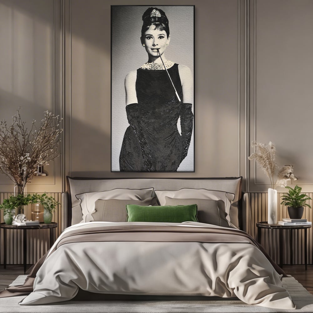 Tablou canvas cu tablou portret audrey hepburn cu tigara, in rama de aluminiu negru, pe perete intr-un dormitor